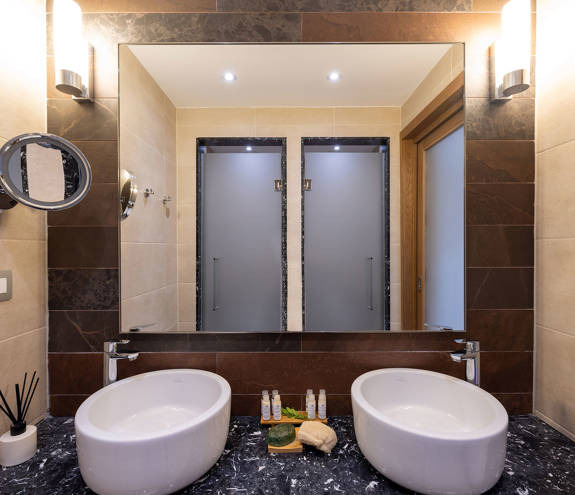 Deluxe Sea View bathroom sinks and mirror