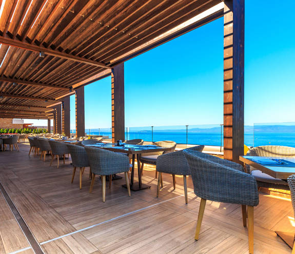 Kritamo Restaurant balcony tables with view of the sea