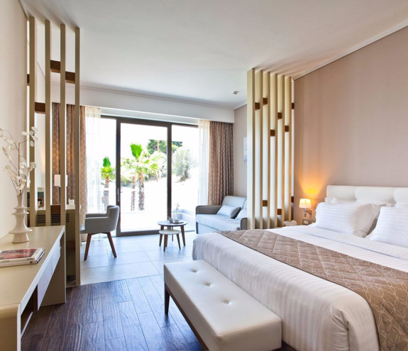 Family Garden View bed, sofa and chairs