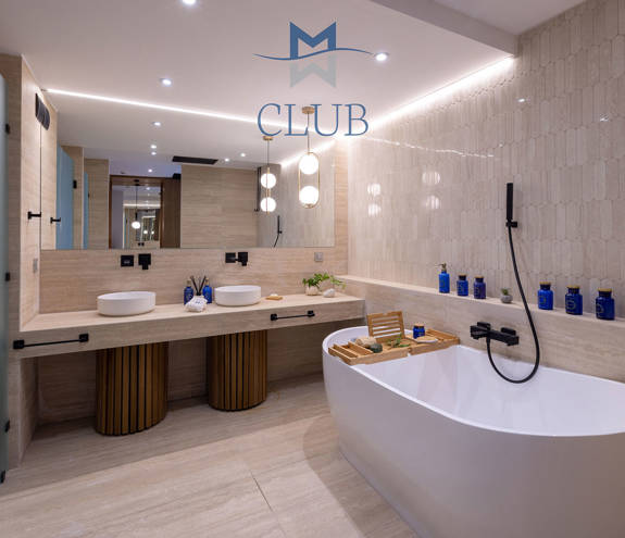 Pool Front Ground Floor Suite bathroom and bathtub