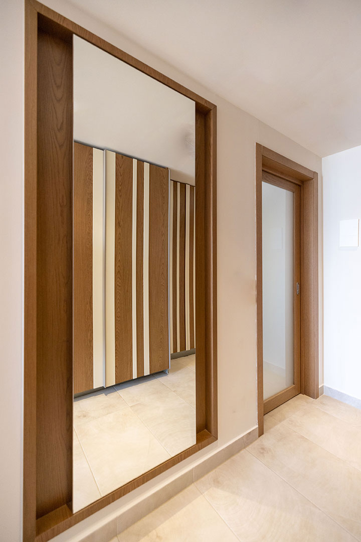 Deluxe room mirror wardrobe featuring wooden details across the room