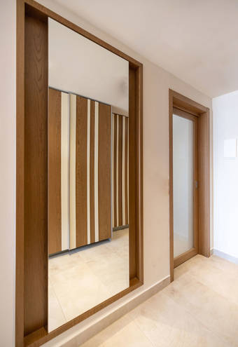 Deluxe Pool Front Room mirror