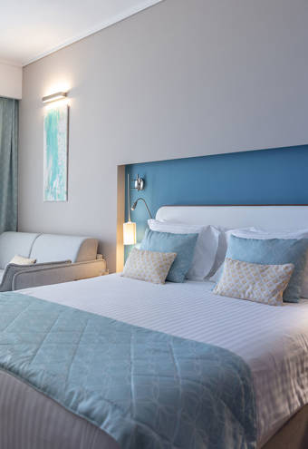 Deluxe Side Sea View bed and sofa