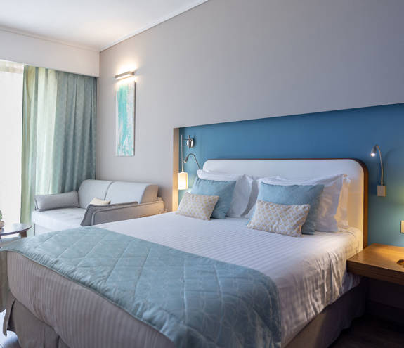 Deluxe Side Sea View bed and sofa