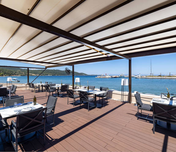 Toroneo Restaurant tables and chairs in front of the pier