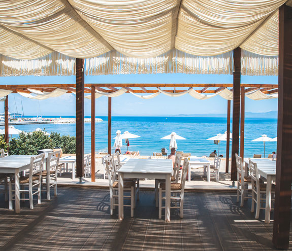 Mezedaki Beach Restaurant tables with view of the sea