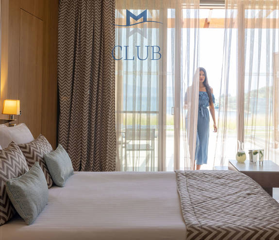 Club Sea View bed and balcony view