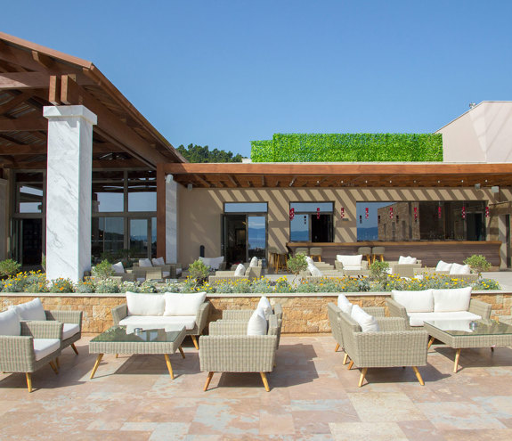 Mirage Lobby Bar Outdoor tables and chairs